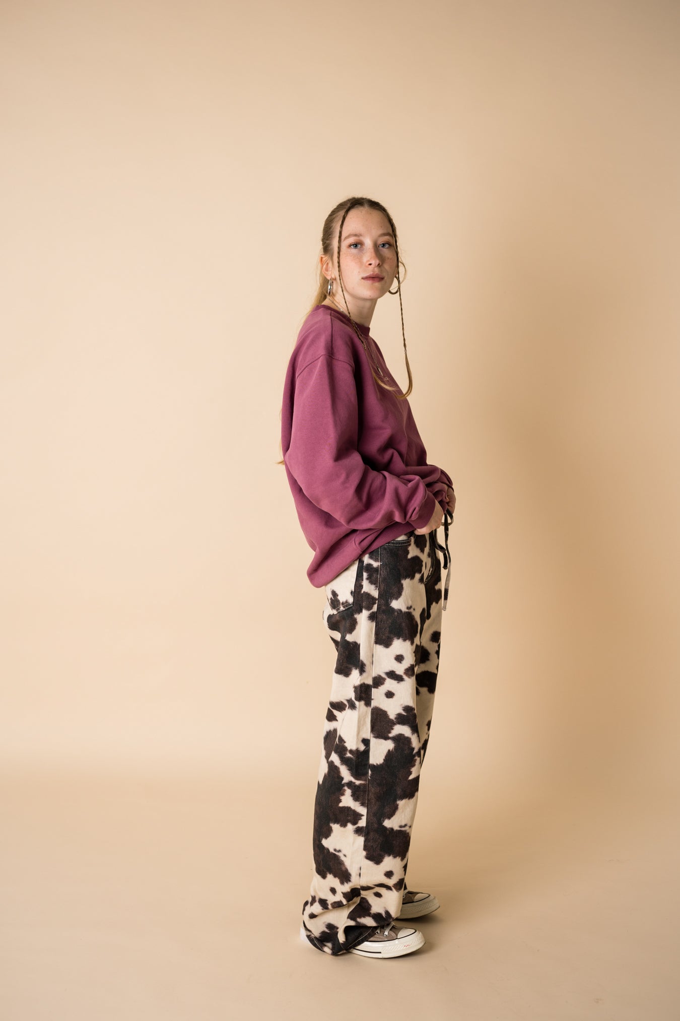 Side view of model wearing IT’S OKAY organic cotton crewneck bordeaux with relaxed fit.