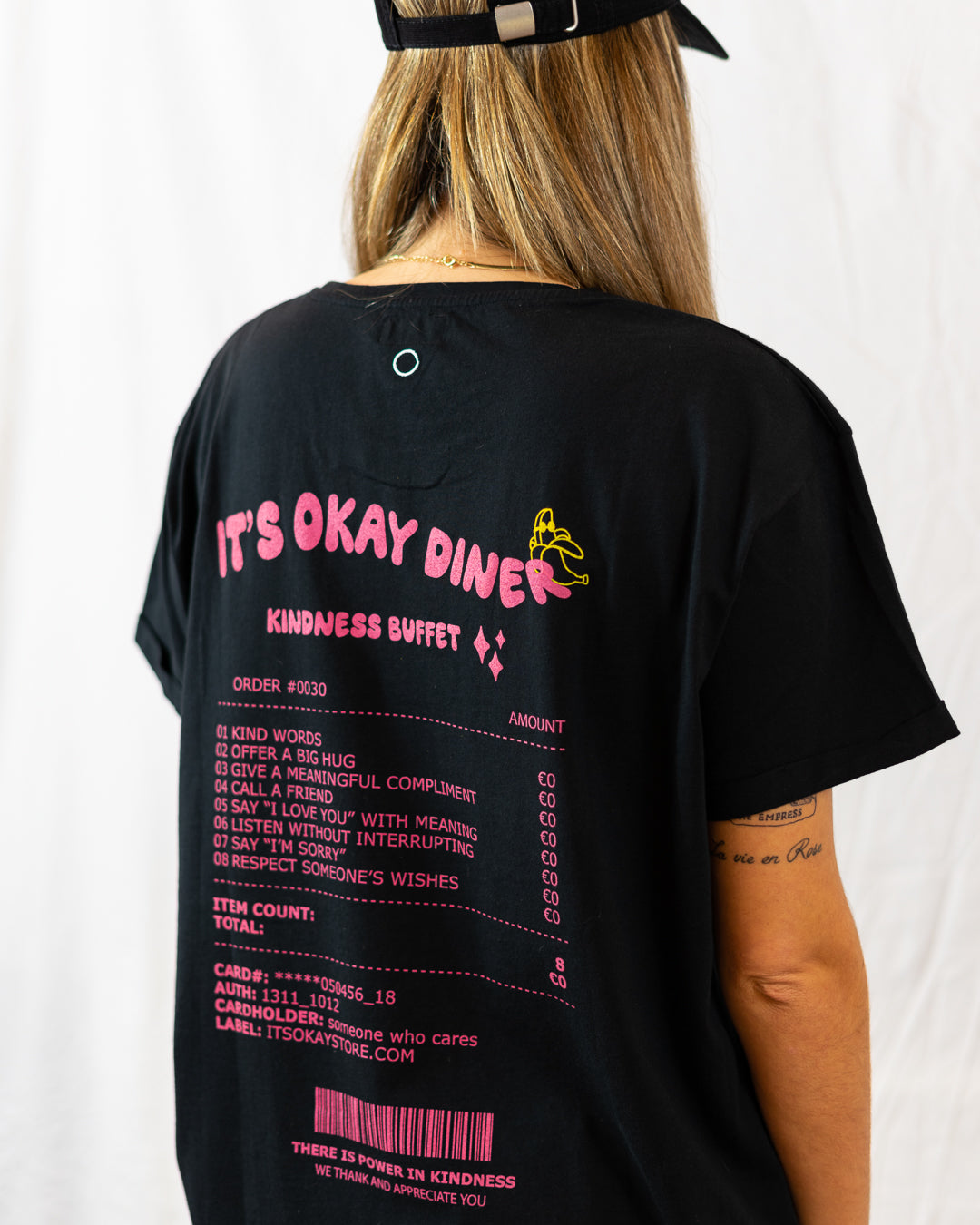 It's okay diner ti - it costs nothing to be kind. This tee will give you confidence and strength. Organic cotton, exclusive design made in Portugal, screen printed. (Pt. t-shirts algodão orgânico com serigrafia. produzida em portugal. design exclusivo. Esta t-shirts transmite confiança e força a quem a utiliza.