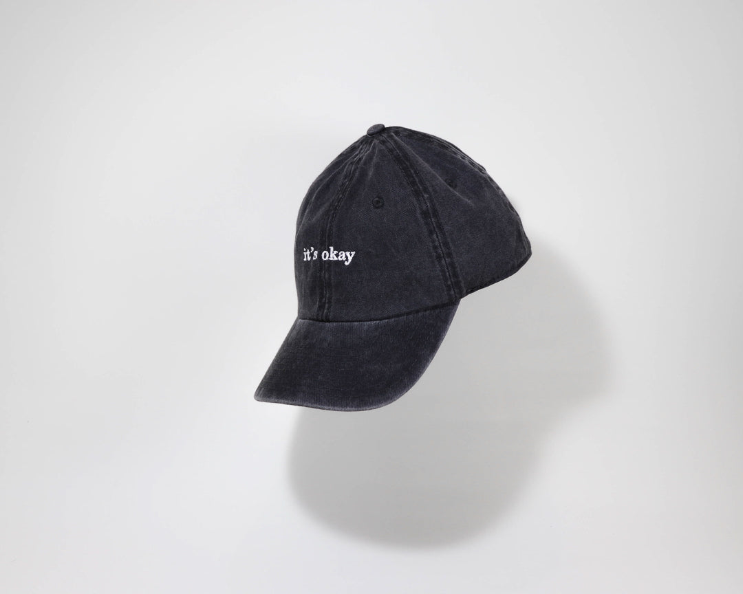 Blackberry cap, 100% cotton, embroidered. it's okay to be exactly who you are. From Portugal with love. Boné de pala preto, produzido em algodão bordado em Portugal. Blackberry cap, 100% cotton, embroidered. it's okay to be exactly who you are. From Portugal with love. Boné de pala preto, produzido em algodão bordado em Portugal. 