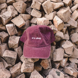 it's okay raspberry cap, burgundy cap made with 100% cotton, embroidered. it's okay to be exactly who you are. From Portugal with love. Boné de pala bege de algodão bordado em Portugal.it's okay stone cap, beige cap made with 100% cotton, embroidered. it's okay to be exactly who you are. From Portugal with love. Boné de pala bordeaux de algodão bordado em Portugal.